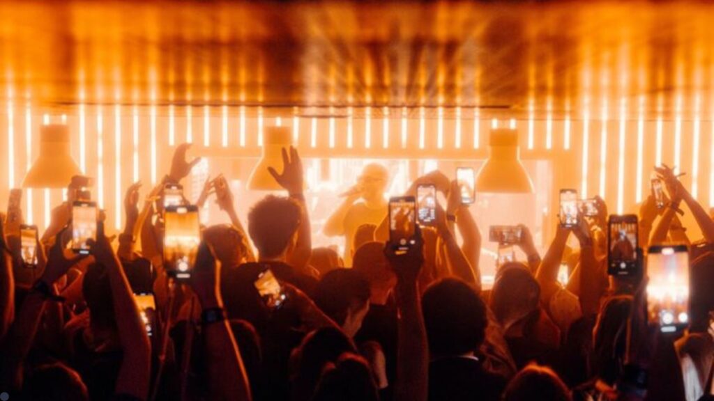 khao san club: people are having fun