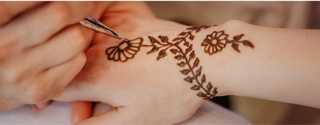 things you can do near khao san road: henna tattoo 